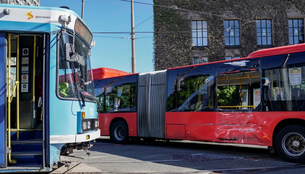 Bussen og trikken er nå fjernet og veien ved Solli plass er åpnet igjen. Bussen og trikken er nå fjernet og veien ved Solli plass er åpnet igjen.