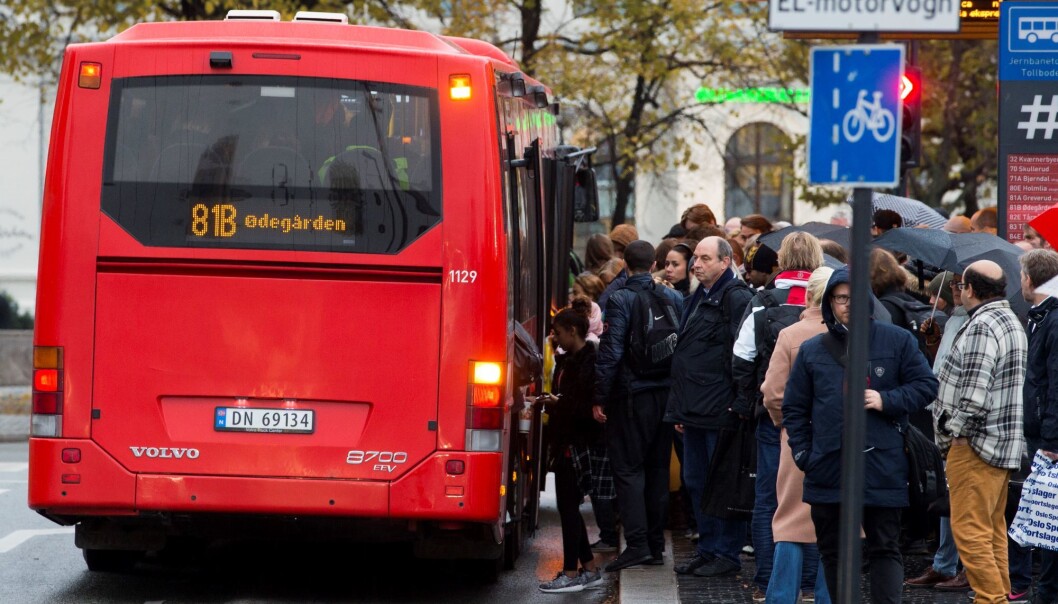 Busser og trikker skal kun kjøre med 50 prosent av passasjerkapasiteten, står det i regjeringens smitteveileder. Bildet er tatt før koronapandemien. Busser og trikker skal kun kjøre med 50 prosent av passasjerkapasiteten, står det i regjeringens smitteveileder. Bildet er tatt før koronapandemien.