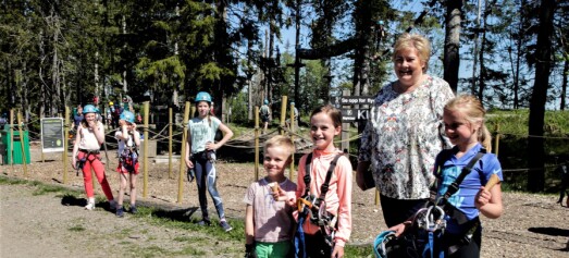 Sommerparken på Tryvann har fått lov til å åpne igjen. Blant de første gjestene var statsministeren