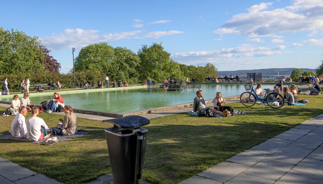 Ved bassenget på toppen av St. Hanshaugen finner folk seg godt til rette når det er fint vær. Ved bassenget på toppen av St. Hanshaugen finner folk seg godt til rette når det er fint vær.
