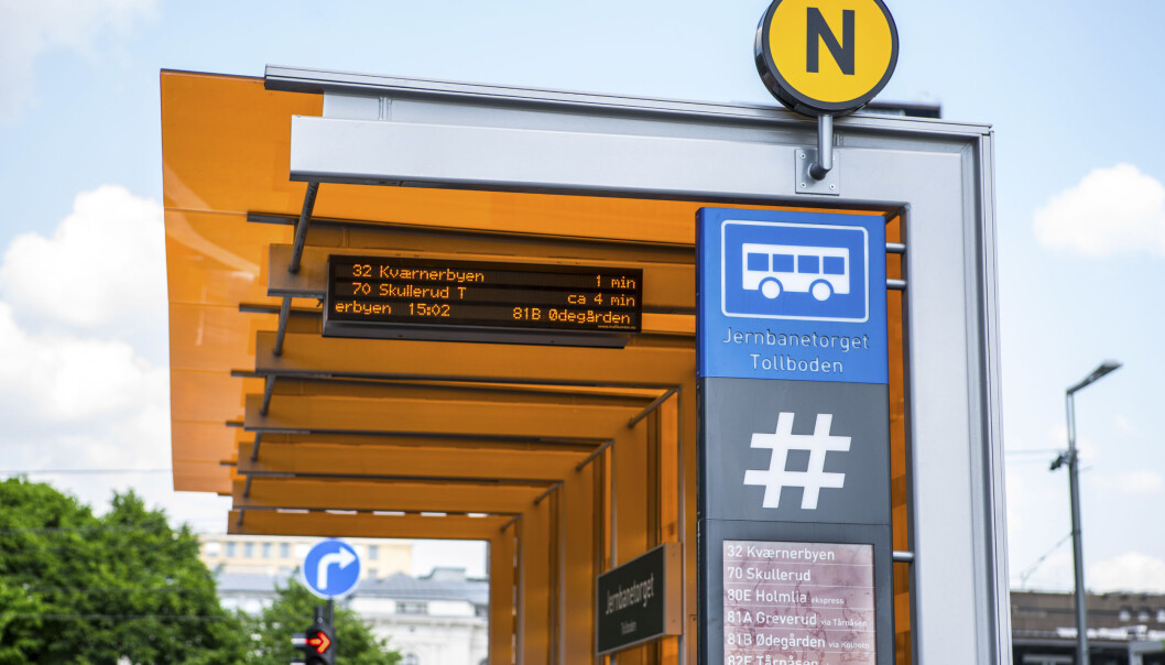 For de reisende med buss og trikk er det viktig at leskurene er lyse og har tak. For de reisende med buss og trikk er det viktig at leskurene er lyse og har tak.