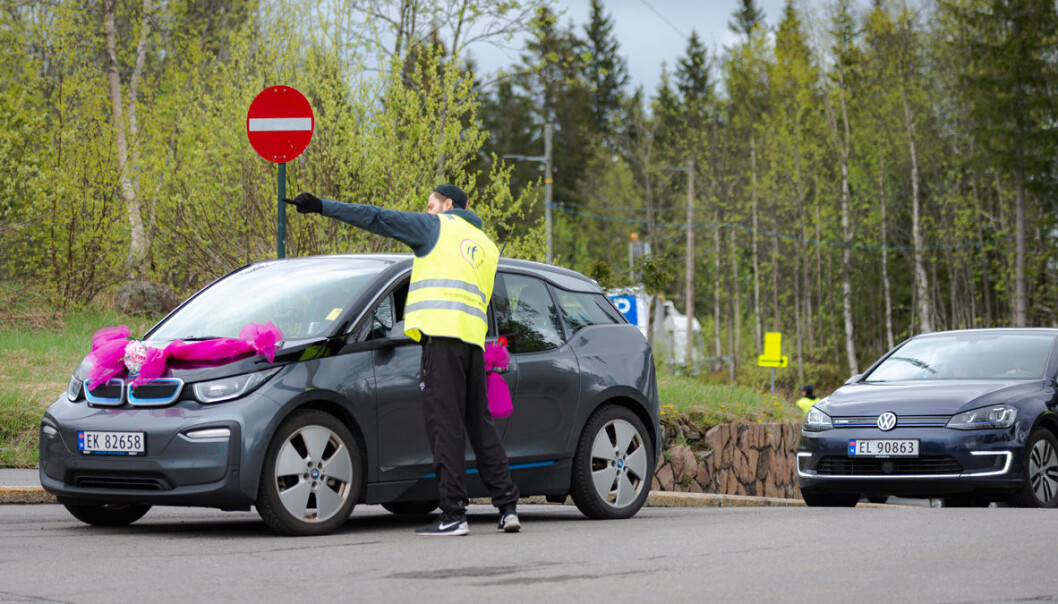 Det er kø på veien opp til Tryvann, men arrangementet er godt organisert.