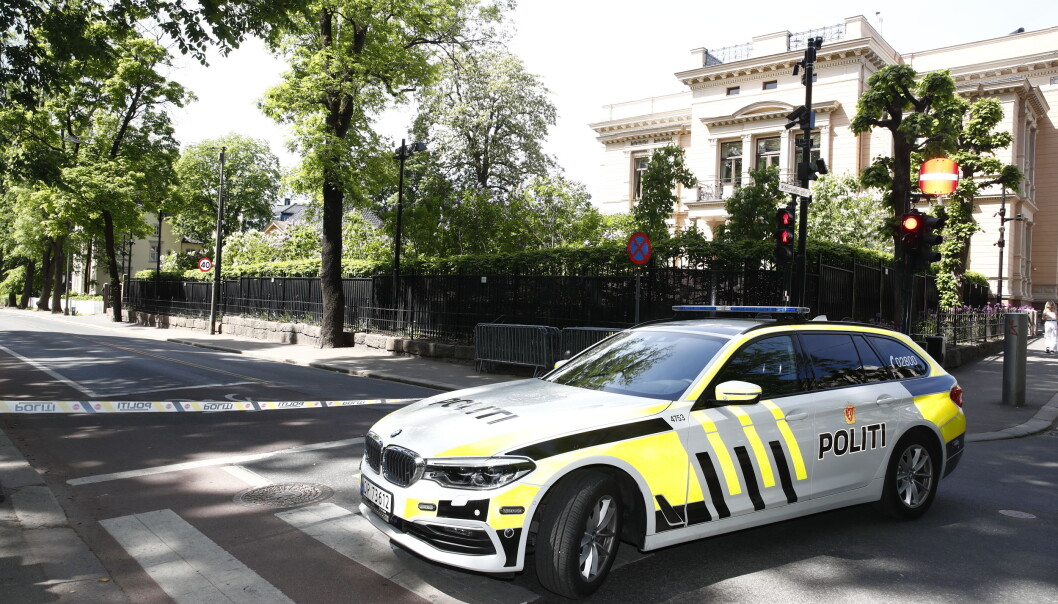 Politiet har sperret av et området i Parkveien i Oslo etter funn av det som kan være en gammel granat. Politiet har sperret av et området i Parkveien i Oslo etter funn av det som kan være en gammel granat.
