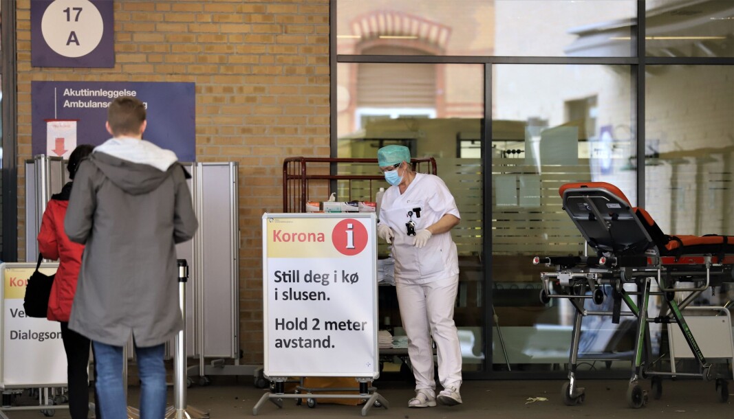 Testing og smittesporing ved et eventuelt nytt koronautbrudd i Oslo kan komme til å koste hele 1,6 milliarder kroner, viser en ny beregning. Her fra koronamottaket på Ullevål sykehus. Testing og smittesporing ved et eventuelt nytt koronautbrudd i Oslo kan komme til å koste hele 1,6 milliarder kroner, viser en ny beregning. Her fra koronamottaket på Ullevål sykehus.