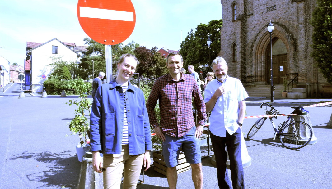 Ildsjel og Kampen-beboer Tuva Løkse, byråd for miljø og samferdsel Arild Hermstad (MDG) og leder for Kampen Vel, Tommy Grotterød, gleder seg over at Thorbjørn Egners plass er blitt bilfri. Ildsjel og Kampen-beboer Tuva Løkse, byråd for miljø og samferdsel Arild Hermstad (MDG) og leder for Kampen Vel, Tommy Grotterød, gleder seg over at Thorbjørn Egners plass er blitt bilfri.