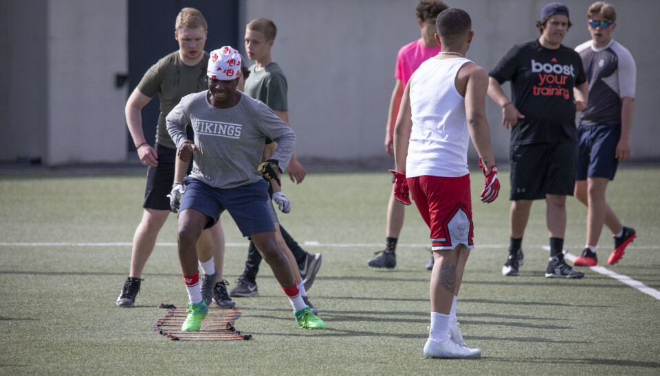 Amerikansk fotball handler også om balanse og små steg. Amerikansk fotball handler også om balanse og små steg.