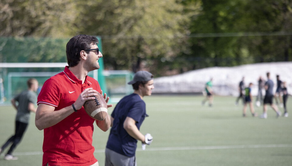 Hovedtrener Derek Mann i full gang med å trene ungdomslagene til Oslo Vikings. Hovedtrener Derek Mann i full gang med å trene ungdomslagene til Oslo Vikings.