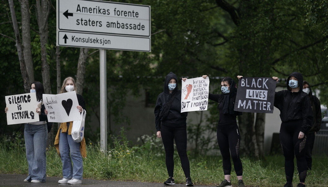 Demonstrantene protesterer mot politivold og rasisme i USA etter dødsfallet til afroamerikanske George Floyd i forbindelse med en pågripelse i Minneapolis. Demonstrantene protesterer mot politivold og rasisme i USA etter dødsfallet til afroamerikanske George Floyd i forbindelse med en pågripelse i Minneapolis.