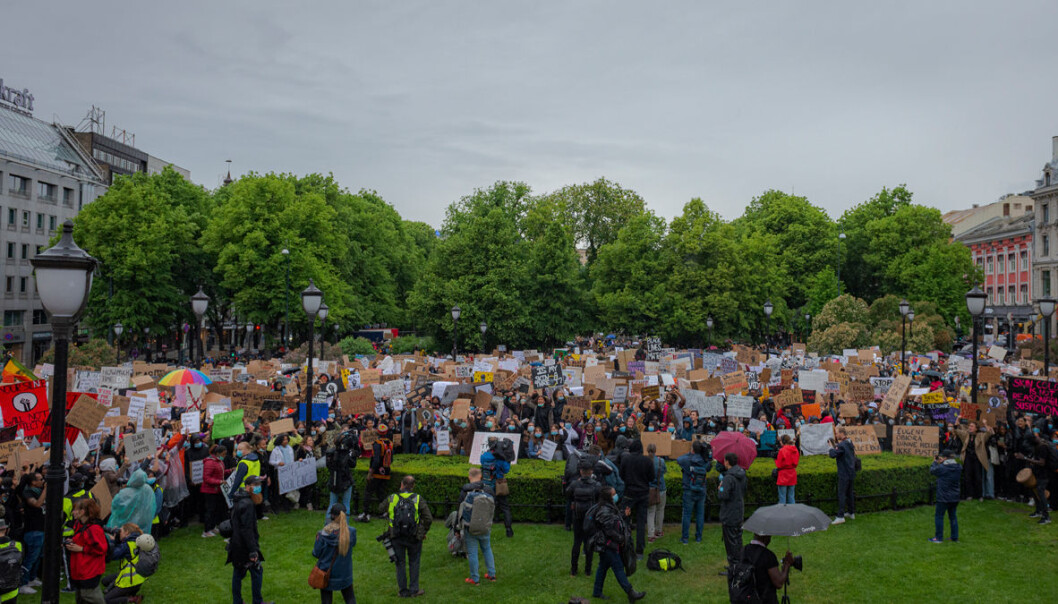 Bildet er tatt fra Stortinget. Så langt bakover man kunne se, står det mennesker. Bildet er tatt fra Stortinget. Så langt bakover man kunne se, står det mennesker.