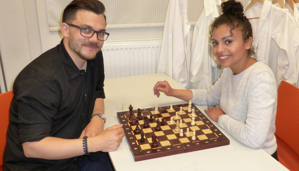 Erlend Haugen Markussen og Zahra Mohamed Jaber Saad demonstrerer sjakkspill.