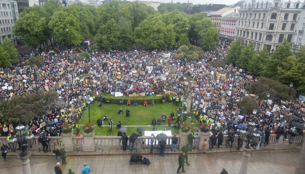 Så mange som 15.000 anslås å ha deltatt i demonstrasjonen «We can't breathe – rettferdighet for George Floyd» utenfor Stortinget. Så mange som 15.000 anslås å ha deltatt i demonstrasjonen «We can't breathe – rettferdighet for George Floyd» utenfor Stortinget.