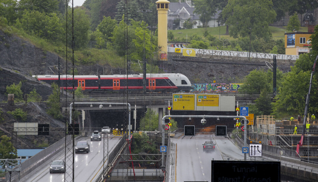 Natt til mandag 8. juni stenger nordgående løp i E6 Vålerengtunnelen, altså veien til høyre. Natt til mandag 8. juni stenger nordgående løp i E6 Vålerengtunnelen, altså veien til høyre.