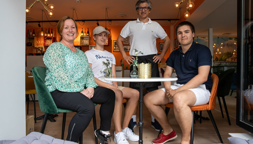 F.v. Mamma Siv, Victor, pappa Paal og Frederick på plass i familiedrømmen som Victors vinbar er. F.v. Mamma Siv, Victor, pappa Paal og Frederick på plass i familiedrømmen som Victors vinbar er.