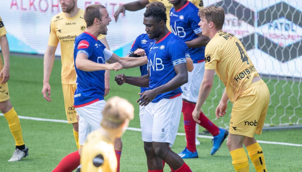 Peter Michael Godly gratuleres av Jonatan Tollås Nation etter å ha gitt Vålerenga 1-0. Peter Michael Godly gratuleres av Jonatan Tollås Nation etter å ha gitt Vålerenga 1-0.