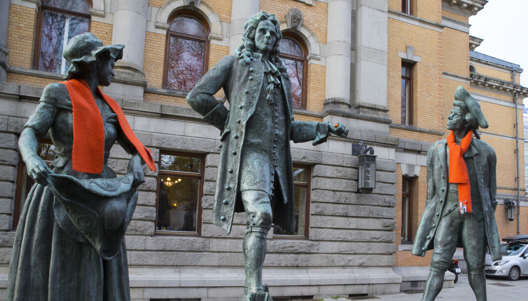 Den norsk-danske forfatteren Ludvig Holberg (i midten) investerte pengene sine i slavehandel. Her ved Nationaltheatret. Den norsk-danske forfatteren Ludvig Holberg (i midten) investerte pengene sine i slavehandel. Her ved Nationaltheatret.