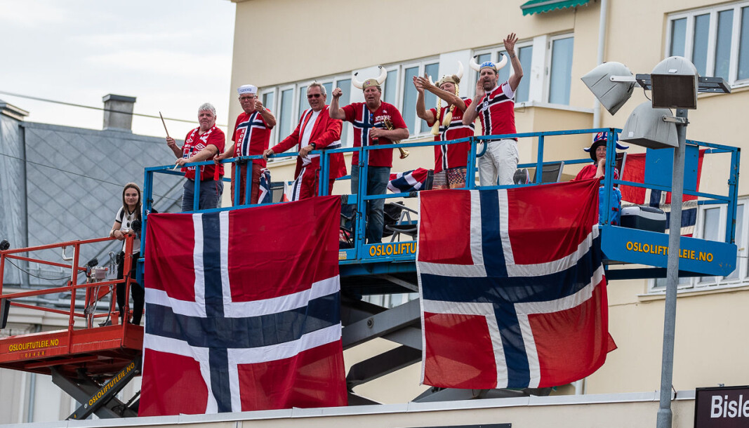 Denne iherdige supportergjengen lot seg ikke stoppe av publikumsforbudet og hadde leid en lift for anledningen. Denne iherdige supportergjengen lot seg ikke stoppe av publikumsforbudet og hadde leid en lift for anledningen.
