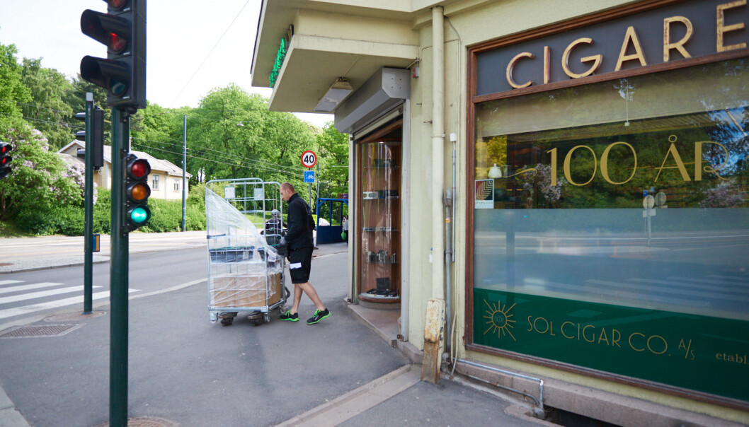Sol cigar ligger i Henrik Ibsens gate, ved Slottsparken. Sol cigar ligger i Henrik Ibsens gate, ved Slottsparken.