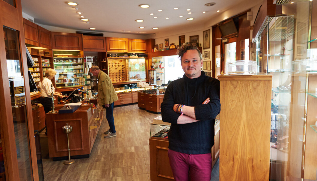 Frederik Strømme Legernæs betjener kundene i butikken. Frederik Strømme Legernæs betjener kundene i butikken.