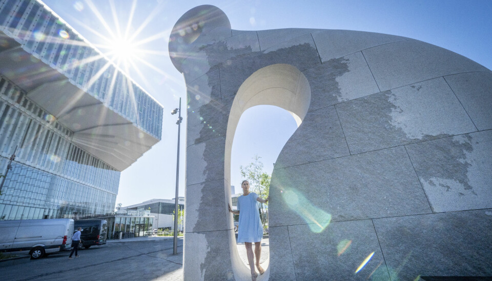 Danserinne Camilla Spidsøe i Nasjonalballetten beveger seg i skulpturen «Skapning fra Iddefjord», laget av den amerikanske kunstneren Martin Puryear. Skulpturen står foran det nye det hovedbiblioteket i Bjørvika.