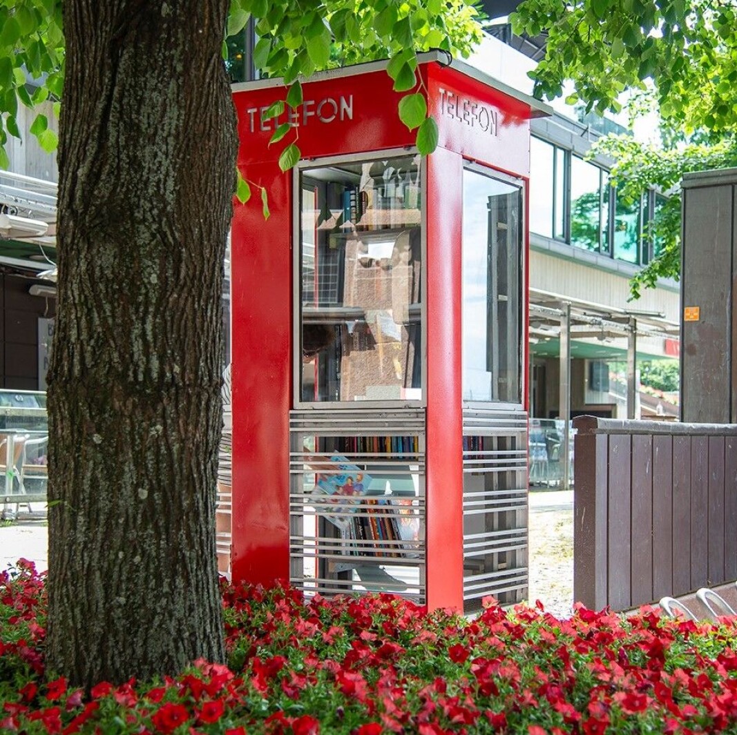 I Rosenkrantzgate, i nærheten av Rådhuset. står det nå en rød lesekiosk. I Rosenkrantzgate, i nærheten av Rådhuset. står det nå en rød lesekiosk.
