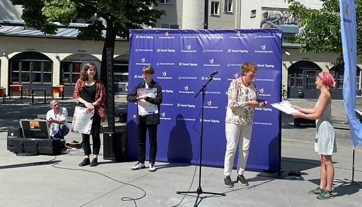 Ordfører Marianne Borgen deler ut diplom til Gina Gylver. Til venstre Rania Alexandra Juchelka og Wiktor Matulewicz