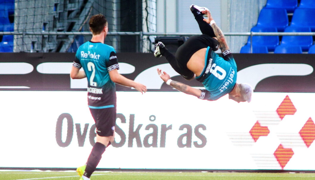 Aron Dønnum ble den store helten for Vålerenga på Sarpsborg stadion tirsdag kveld. Her jubler han etter 1-0-scoringen. Aron Dønnum ble den store helten for Vålerenga på Sarpsborg stadion tirsdag kveld. Her jubler han etter 1-0-scoringen.