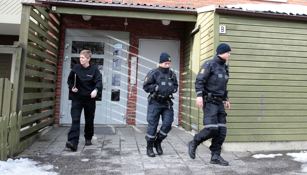 Politiet på vei ut fra leiligheten på Ellingsrud. Politiet på vei ut fra leiligheten på Ellingsrud.