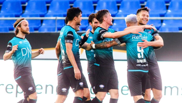 Vålerenga-spillerne kan juble etter at Aron Dønnum har satt inn kveldens seiersmål. Vålerenga-spillerne kan juble etter at Aron Dønnum har satt inn kveldens seiersmål.