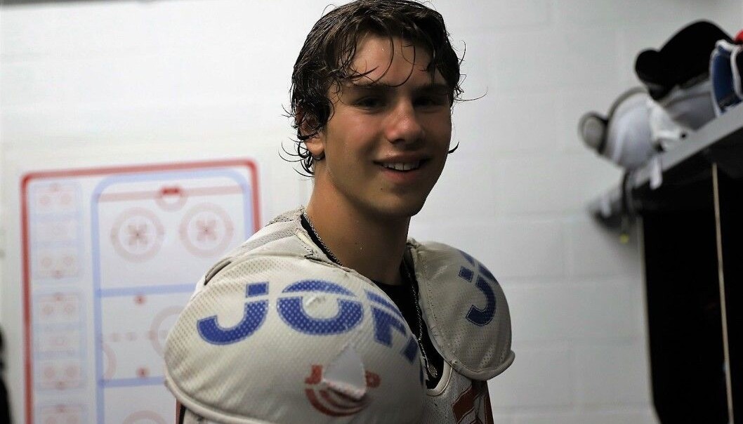 Leo Halmrast, et av de største talentene i norsk ishockey nå, har sammen med Calle Spaberg Olsen og Tobias Johansen Breivold signert for Vålerenga ishockeys elitelag. Leo Halmrast, et av de største talentene i norsk ishockey nå, har sammen med Calle Spaberg Olsen og Tobias Johansen Breivold signert for Vålerenga ishockeys elitelag.