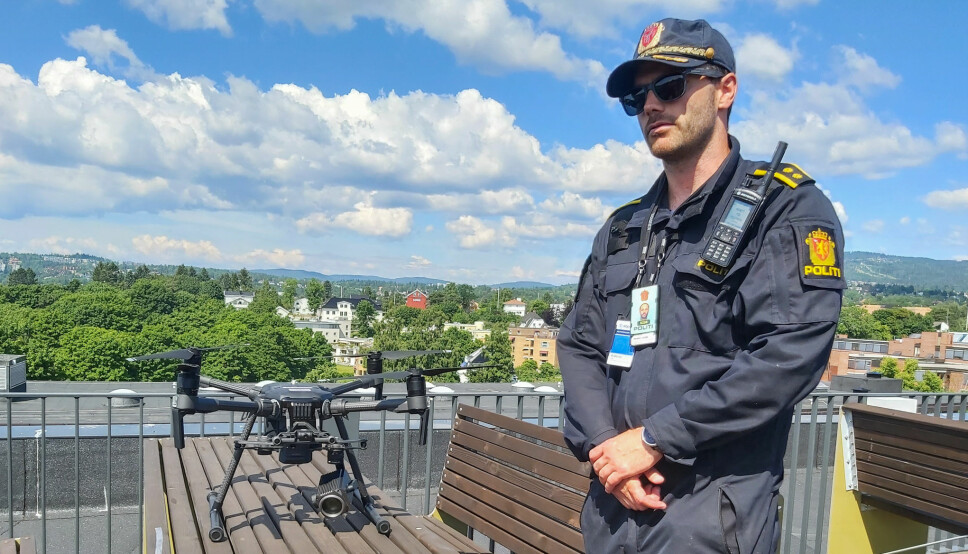 Prosjektleder Jørgen Lunde Ronge med den største dronen politiet benytter. Den når hvor som helst innefor ring 2 i løpet av et par minutter.