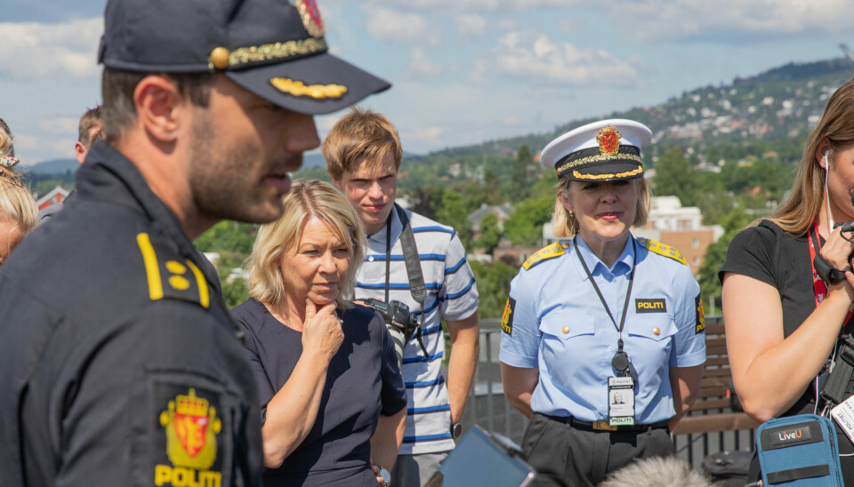 Justis- og beredskapsminister Monica Mæland og politidirektør Benedicte Bjørnland, lot seg imponere av hva dronene kunne brukes til.