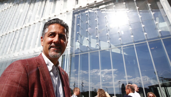 Kulturminister Abid Raja (V) på vei inn til åpningsseremonien. Kulturminister Abid Raja (V) på vei inn til åpningsseremonien.