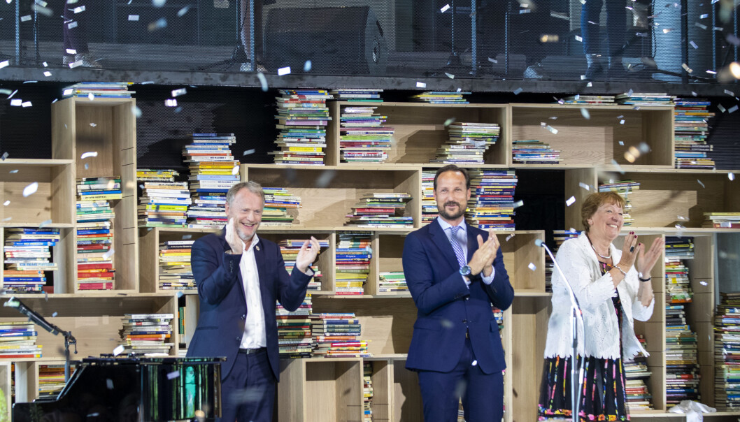 Byrådsleder Raymond Johansen (Ap) (t.v.) klapper for åpningen av det nye Deichman-biblioteket sammen med kronprins Haakon og ordfører Marianne Borgen (SV). Byrådsleder Raymond Johansen (Ap) (t.v.) klapper for åpningen av det nye Deichman-biblioteket sammen med kronprins Haakon og ordfører Marianne Borgen (SV).