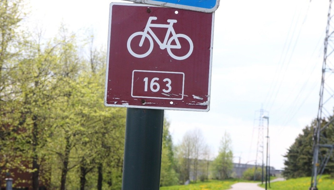 Sykkelruta er merket med sykkelskilt, rute 163. Sykkelruta er merket med sykkelskilt, rute 163.