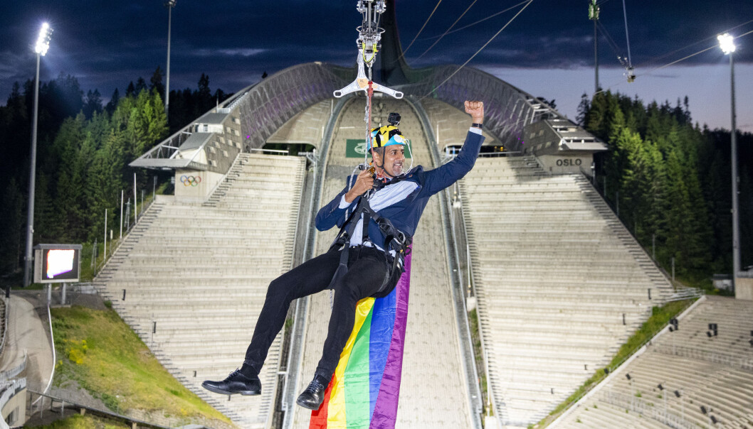 Kultur- og likestillingsminister Abid Raja (V) markerte åpningen av Oslo Pride 2020 ved å kjøre zipline ned Holmenkollbakken med et regnbueflagg på ryggen. Kultur- og likestillingsminister Abid Raja (V) markerte åpningen av Oslo Pride 2020 ved å kjøre zipline ned Holmenkollbakken med et regnbueflagg på ryggen.