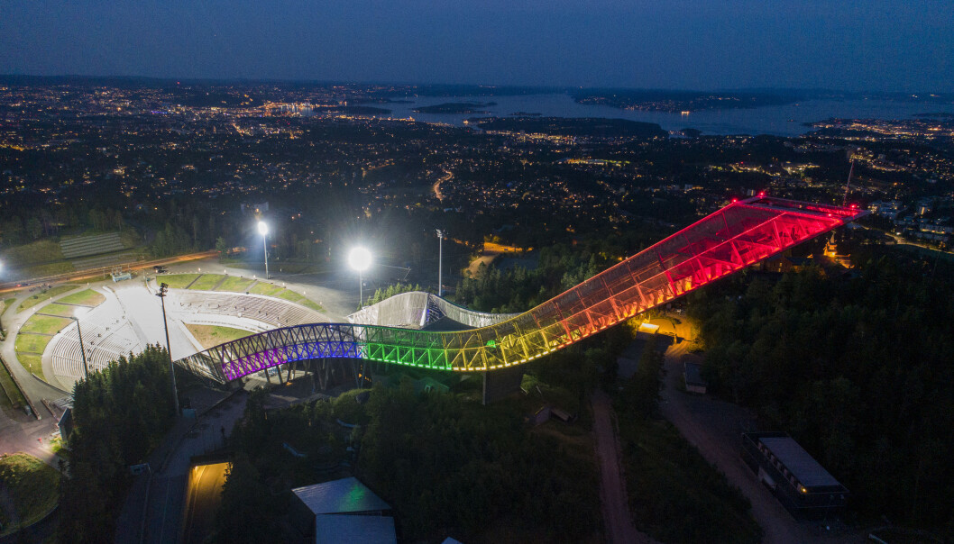 Hele byens hoppanlegg lyste i homofargene ved åpningen av Oslo Pride 2020. Hele byens hoppanlegg lyste i homofargene ved åpningen av Oslo Pride 2020.