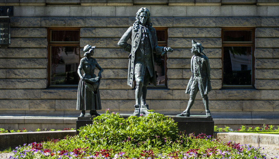 Statue av den norsk-danske forfatteren Ludvig Holberg ved Nationaltheatret i Oslo. Statue av den norsk-danske forfatteren Ludvig Holberg ved Nationaltheatret i Oslo.