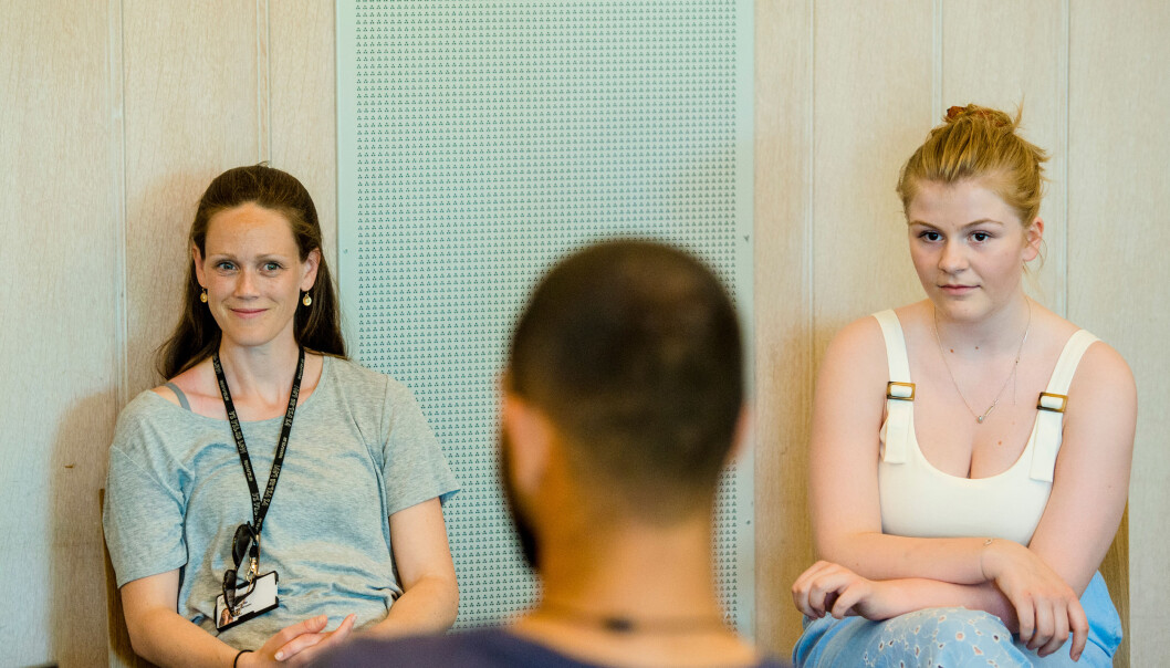 Pernille Michelsen (t.h.) har jobbet hardt for å finne sommerjobber. Nå er det Hedvig (t.h) sin tur til å jobbe. Pernille Michelsen (t.h.) har jobbet hardt for å finne sommerjobber. Nå er det Hedvig (t.h) sin tur til å jobbe.