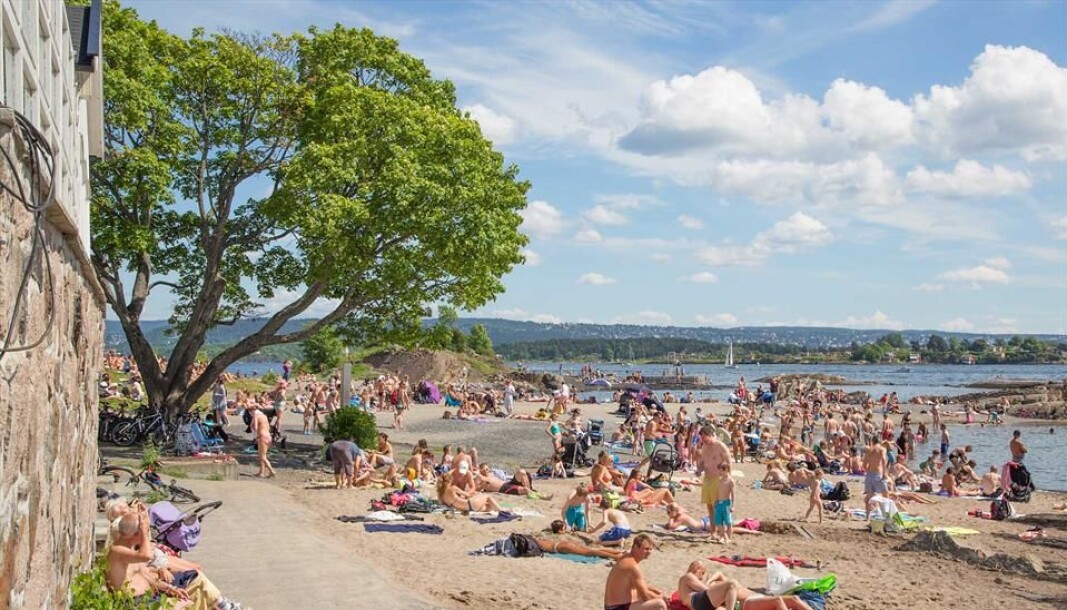 Badegjestene fikk nok av ventingen og stormet bussen. Badegjestene fikk nok av ventingen og stormet bussen.