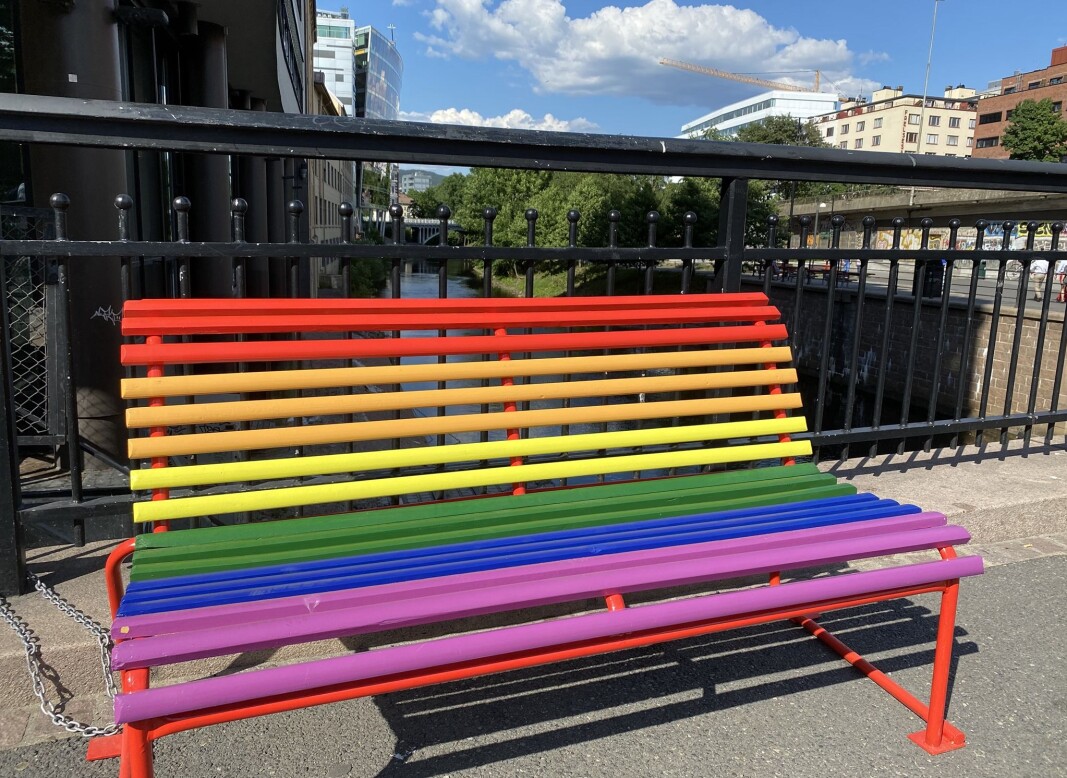 For å feire årets Pride har bymiljøetaten malt om tolv benker i sentrum i herlige regnbuefarger. De står langs strekningen fra Grønland til Nationaltheatret. For å feire årets Pride har bymiljøetaten malt om tolv benker i sentrum i herlige regnbuefarger. De står langs strekningen fra Grønland til Nationaltheatret.