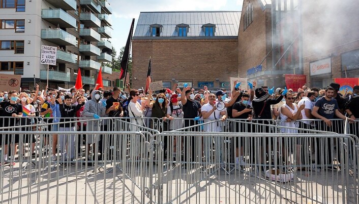 Sint stemning blant demonstrantene på Mortensrud torg. Sint stemning blant demonstrantene på Mortensrud torg.