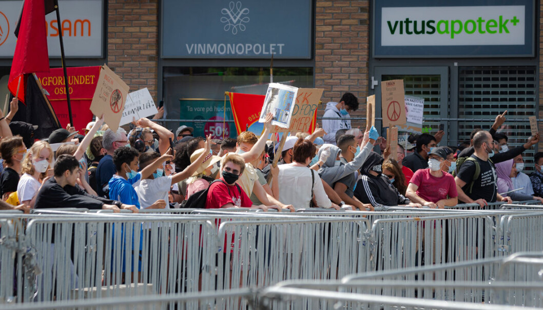 Vel 300 mennesker møtte opp i motdemonstrasjonen mot Sian på Mortensrud. Vel 300 mennesker møtte opp i motdemonstrasjonen mot Sian på Mortensrud.