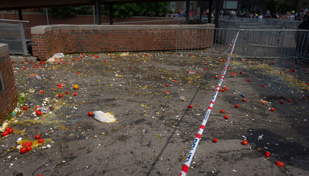 Det lå igjen plenty av egg og tomater etter oppgjøret på Mortensrud. Det lå igjen plenty av egg og tomater etter oppgjøret på Mortensrud.