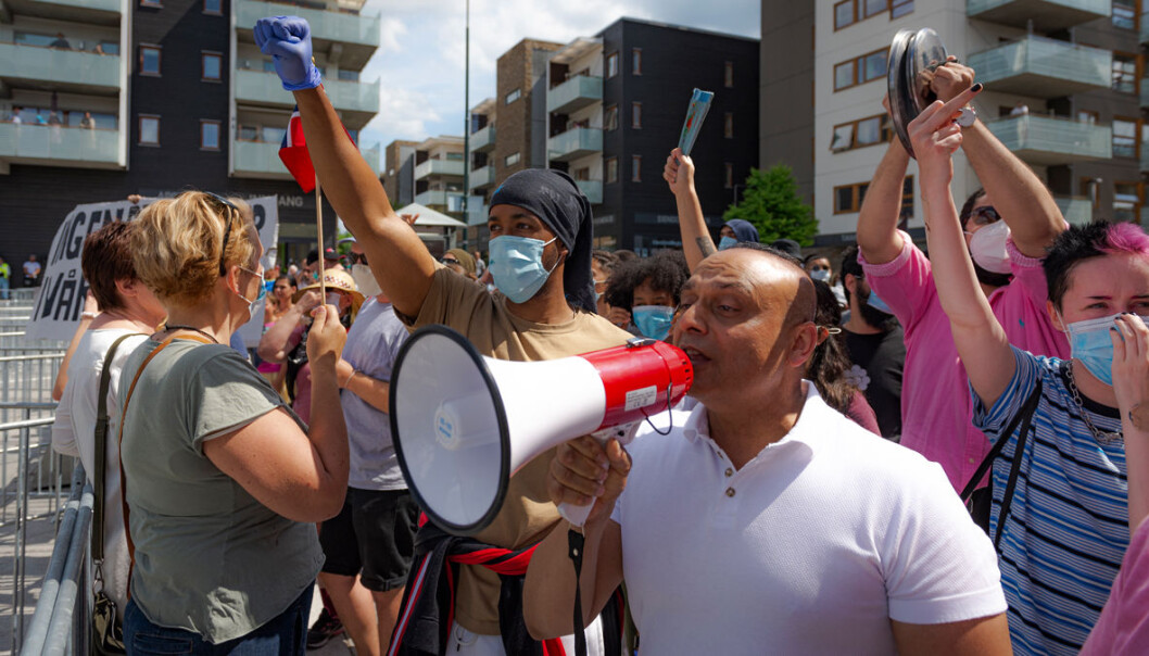 Antirasister på Mortensrud møter opp og sier fra hva de synes om SIANs markering på torget. Antirasister på Mortensrud møter opp og sier fra hva de synes om SIANs markering på torget.