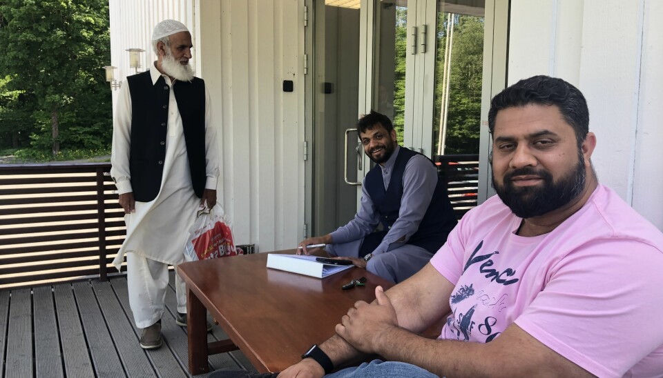 Stående Muhammad Rafiq ( en av heltene), sittende og tar notater styreleder Zulfiqar Ali, til høyre infoansvarlig: Waheed Ahmed.
