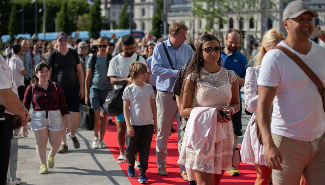Publikum har strømmet til nye Deichman i helgen. Her fra åpningen torsdag 18 juni. Publikum har strømmet til nye Deichman i helgen. Her fra åpningen torsdag 18 juni.