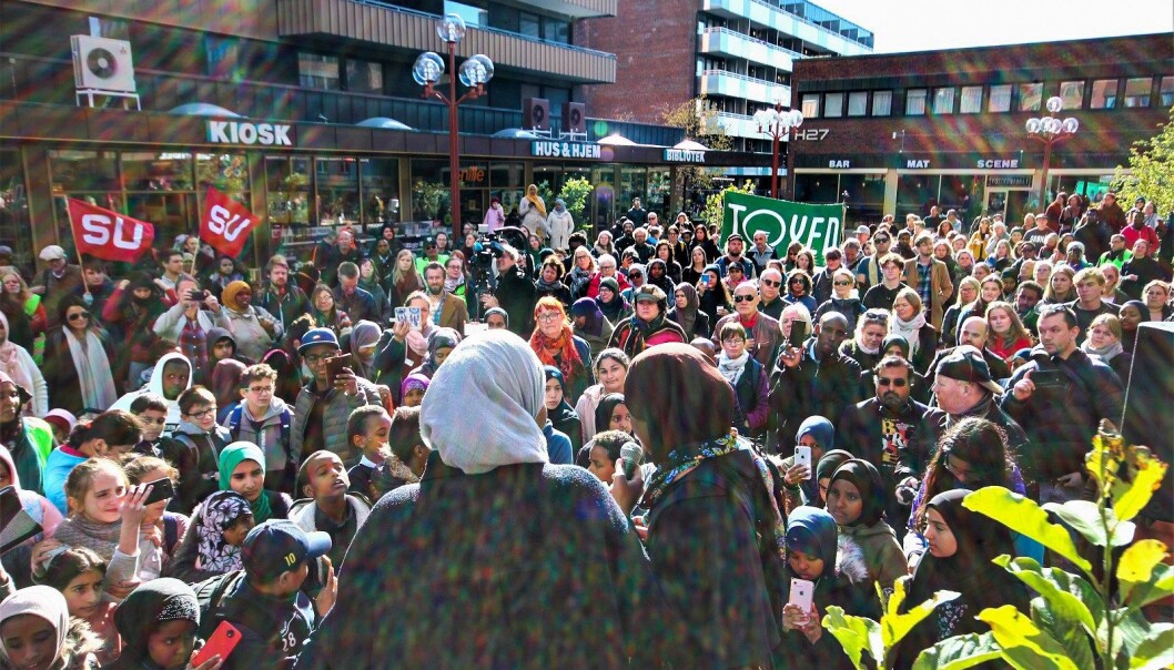 Støttemarkering for Faisa Warsame en knapp uke etter angrepet (til høyre vendt mot folkemengden) Støttemarkering for Faisa Warsame en knapp uke etter angrepet (til høyre vendt mot folkemengden)