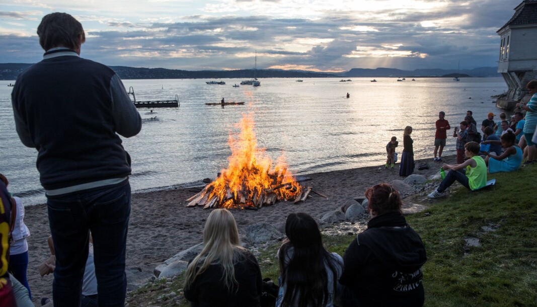 Det blir som vanlig et St. Hans-bål i Hvervenbukta. Men konserten som arrangeres har begrensning på 200 personer. Det blir som vanlig et St. Hans-bål i Hvervenbukta. Men konserten som arrangeres har begrensning på 200 personer.