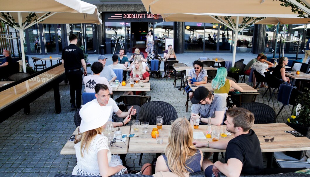 Raadhuset bar og andre utesteder som ikke har matservering fikk lov til å skjenke fra 1. juni. Raadhuset bar og andre utesteder som ikke har matservering fikk lov til å skjenke fra 1. juni.