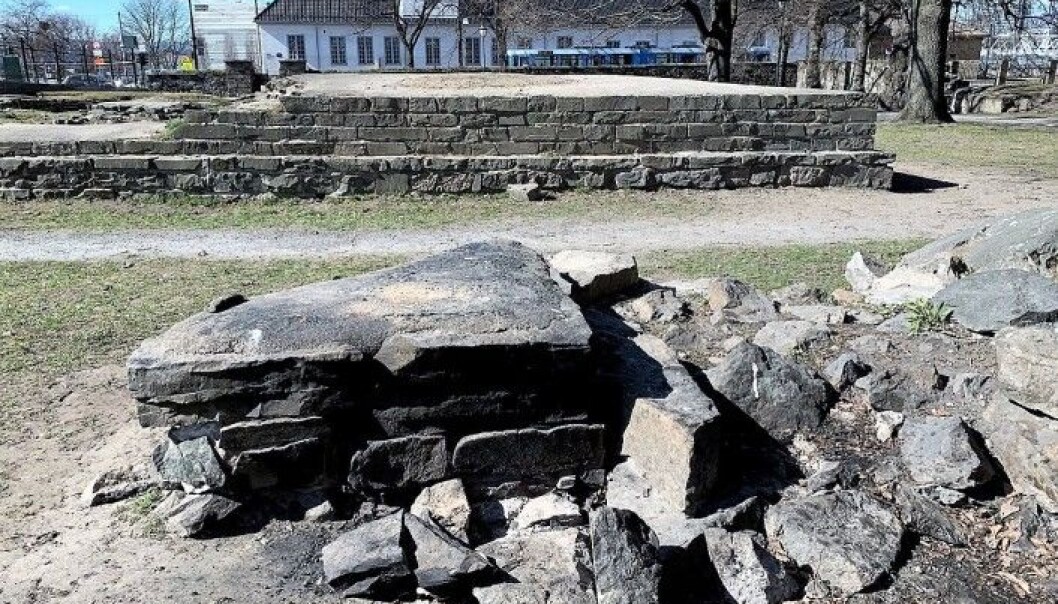 Ruinene av det som i flere hundre år var Norges største kirke, Hallvardskatedralen ligger i Gamlebyen. Ruinene har fått hard medfart. også i våre dager. Ruinene av det som i flere hundre år var Norges største kirke, Hallvardskatedralen ligger i Gamlebyen. Ruinene har fått hard medfart. også i våre dager.